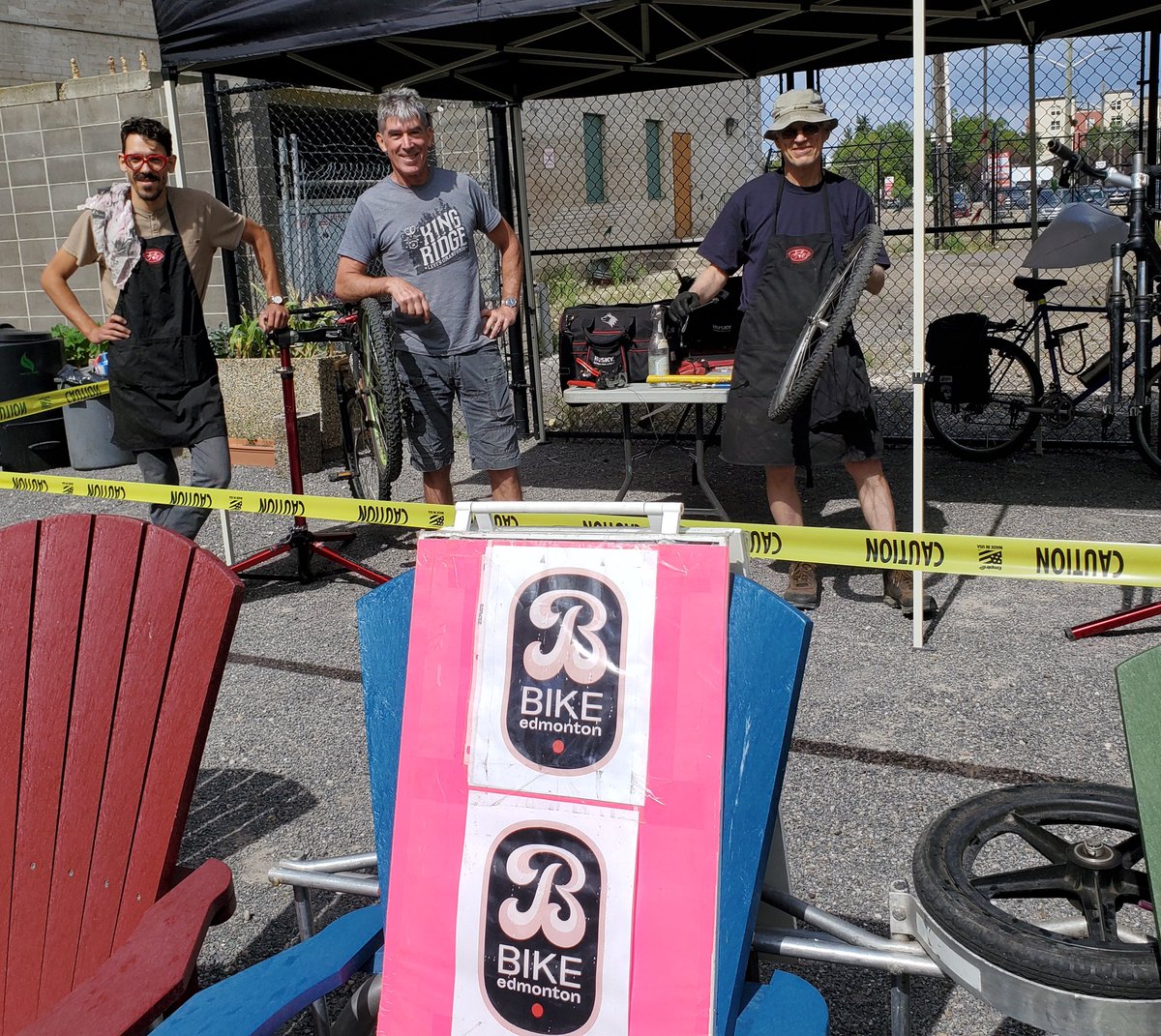 Fabulous volunteers are fixing <a href="/RecAndWellness/">Rec & Wellness</a> patrons bikes at <a href="/BoyleStreet/">Boyle Street Community Services</a> today until 2:30pm. Streetworks Bike Team, first response, bikes are also getting some needed attention. Great work, volunteers! #yegbike