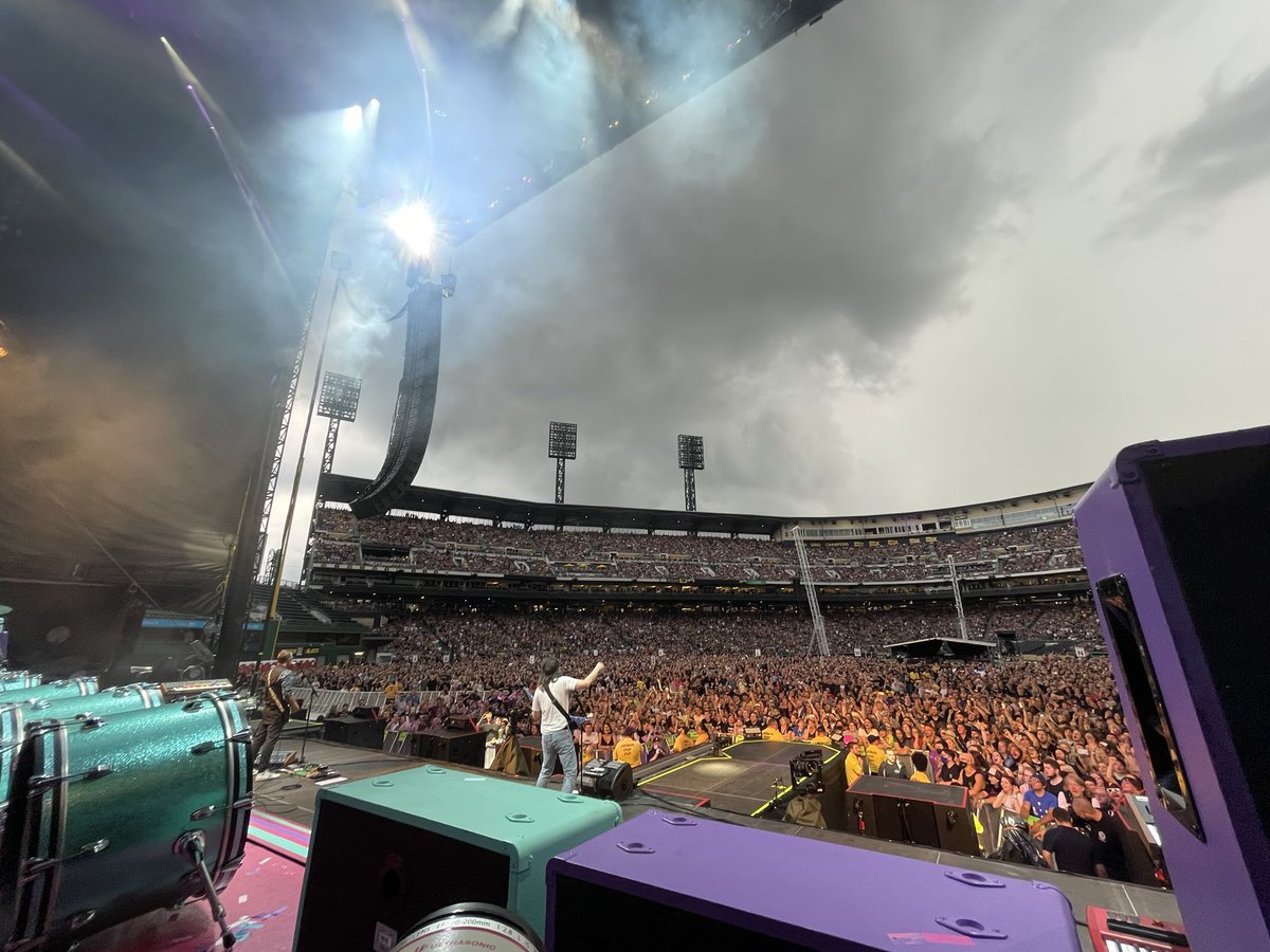 Weezer's tweet image. Pittsburgh! For the first time “Africa” summoned the Rains! Thanks for being such good sports! (Pic 4: 📸 Weezer Fan Club member Mara Levy!)  @hellamegatour #karlscorner