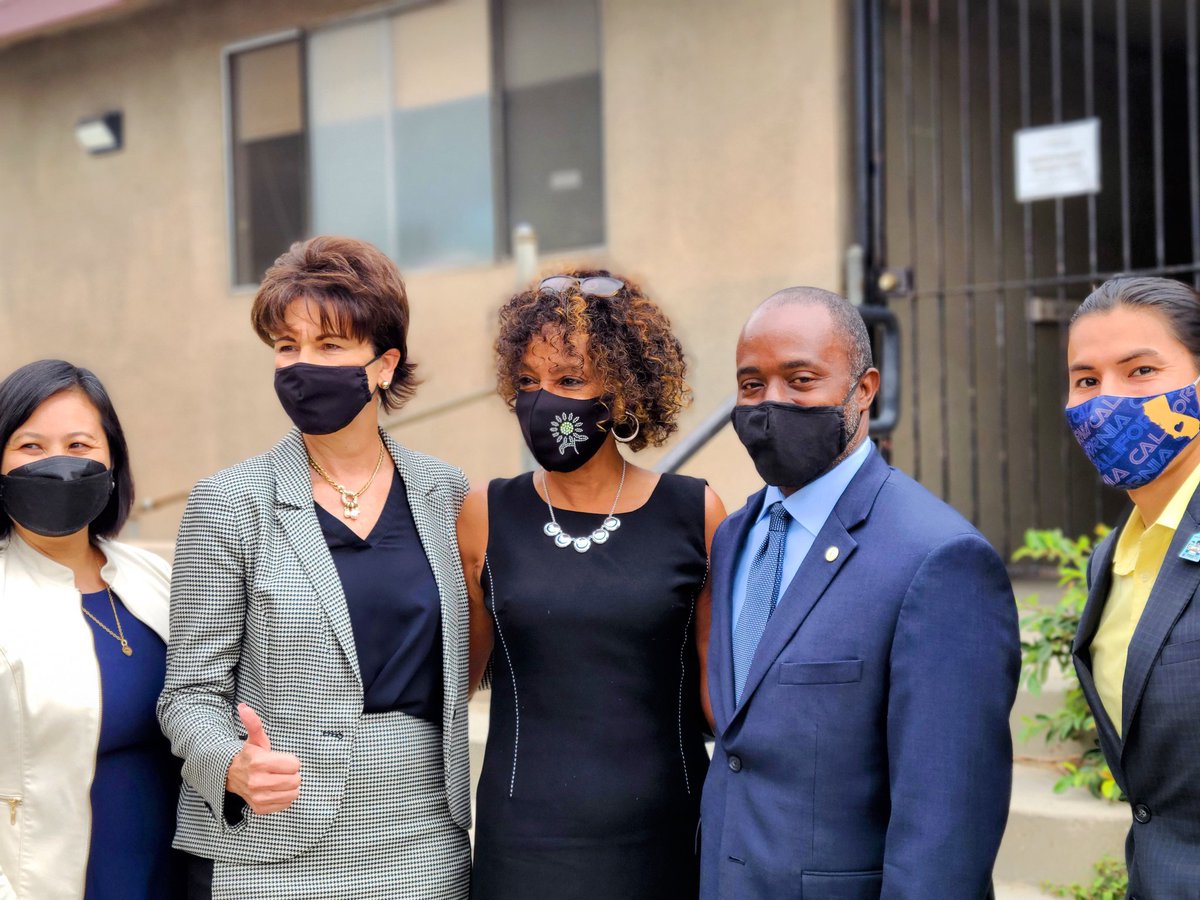 Max_Vargas's tweet image. Grateful for @SenatorLeyva&apos;s unwavering support for children and the providers that serve them. Her advocacy for #ratereform have earned her the @CCRC4KIDS HEART Award and the appreciation of families and #childcare providers across the state. 👏🏿👏🏾👏🏽