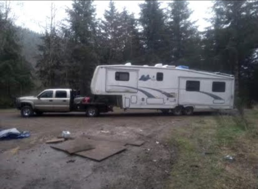 TamaraVaifanua's tweet image. NEW: #AMBERAlert Here’s a picture of the truck and trailer Derek Michael Rowely may be driving. #KSLTV