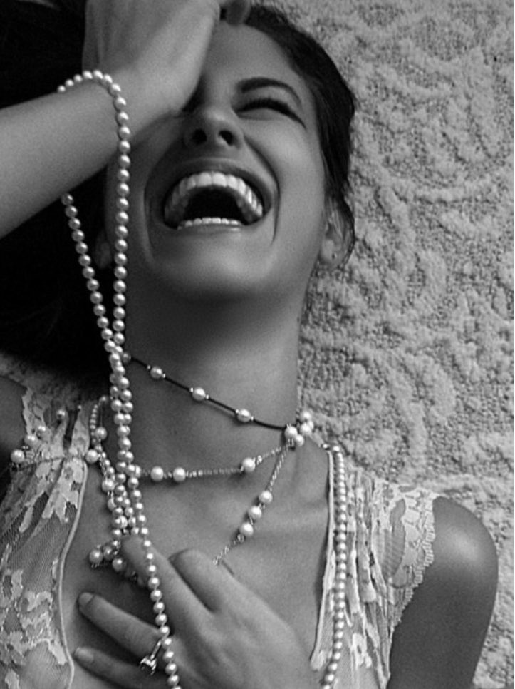 Her şey yolundaysa içtendir gülümseme.
Keyfi olmadığında, işler sarpa sardığında da yine güler insan ama öylesine.