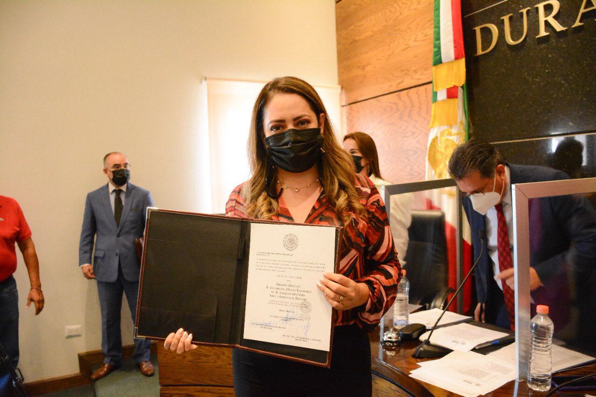 SugheyTorresR's tweet image. Hoy recibí la constancia que me acredita como diputada. 
Agradezco a mi familia, amigos, a mi equipo, y a las mujeres que me apoyaron e impulsaron en el camino

Daré lo mejor de mi, seré una aliada para velar los intereses de las familias y trabajaré para lograr un mejor Durango