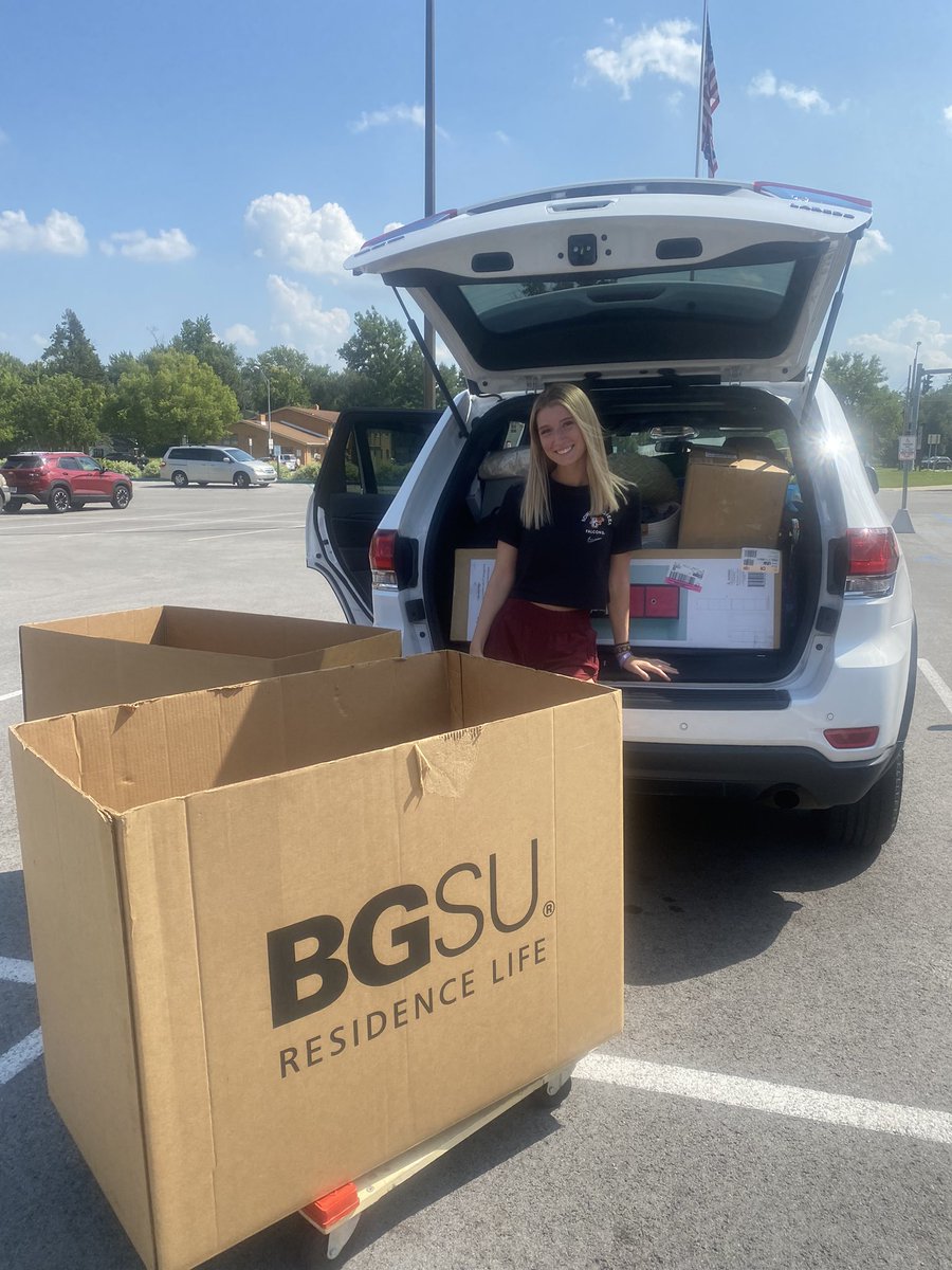 mamaskinner21's tweet photo. Well after a check in that went nothing like the packet, finally got @maddyskinner_  moved in. She made me leave but don’t worry I’ll visit often.  Miss you already girl. Love you lots and am so proud!!  Go Falcons! @bgsu https://t.co/5WWEGDzQrE