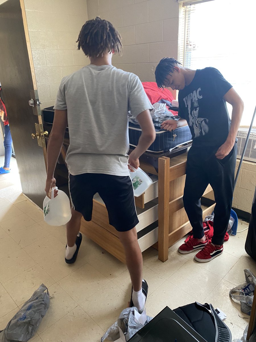 PritchettCoach's tweet photo. Let the College begin!! @Coach_MKJackson thanks for your help in the recruitment process! 🙏🙌✊ https://t.co/YD1CxiW9Du