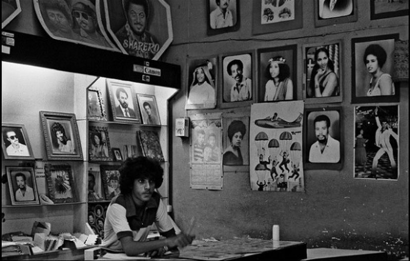 SomaliArchivez's tweet photo. a photography studio in Mogadishu, Somalia, in 1984. Some of the photographs on the wall depict Somali celebrities from that era. #VintageSomalia https://t.co/wJepbiOHdd