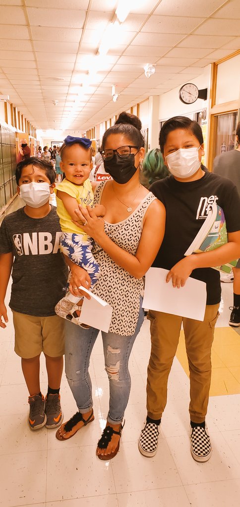 ANunezNISD's tweet photo. I'm a little late, however I can't pass the opportunity to share. Our Meet &amp; Greet was amazing! My heart is happy and ready for this 2021-2022 school year. Love when former students come to visit and meeting new ones! @NISDRoss 💛💚  #AllForTheKiddos https://t.co/KfMJFtFNna