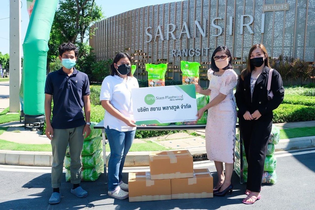 Thavisin's tweet image. แคมป์แสนสิริเปิดได้ 70% แล้ว เพราะคนงานต่างด้าวได้ฉีดซิโนฟาร์มและมีมาตรการความปลอดภัยถูกต้อง แต่ความช่วยเหลือจากพันธมิตรคู่ค้าก็ยังมาต่อเนื่อง ขอบคุณคนแข็งแรงทุกท่านที่เห็นใจคนอ่อนแอครับ