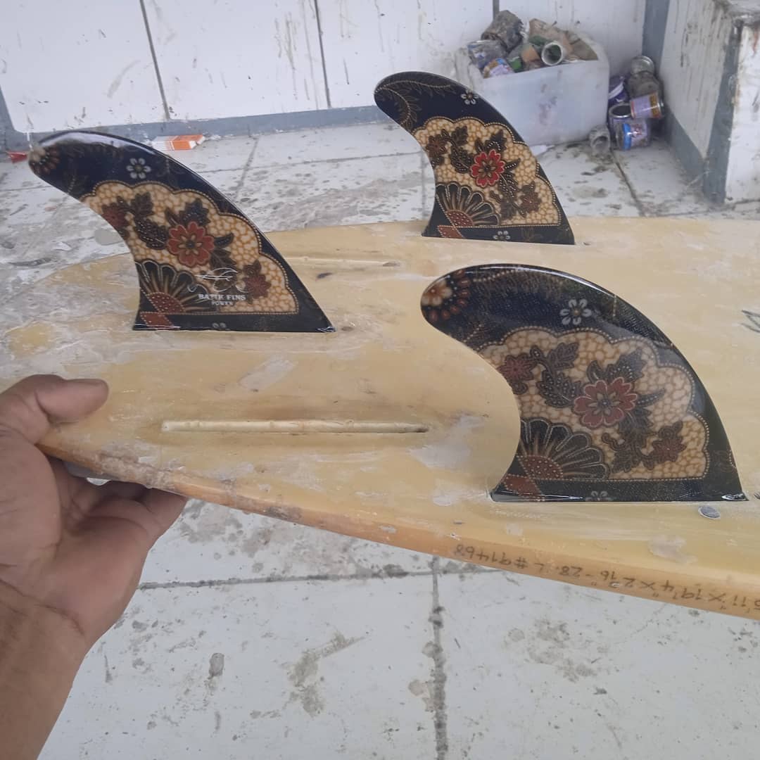 aderabig's tweet photo. Sirip papan selancar bermotive batik, hasil karya anak cimaja https://t.co/GdVhfOF5Vr