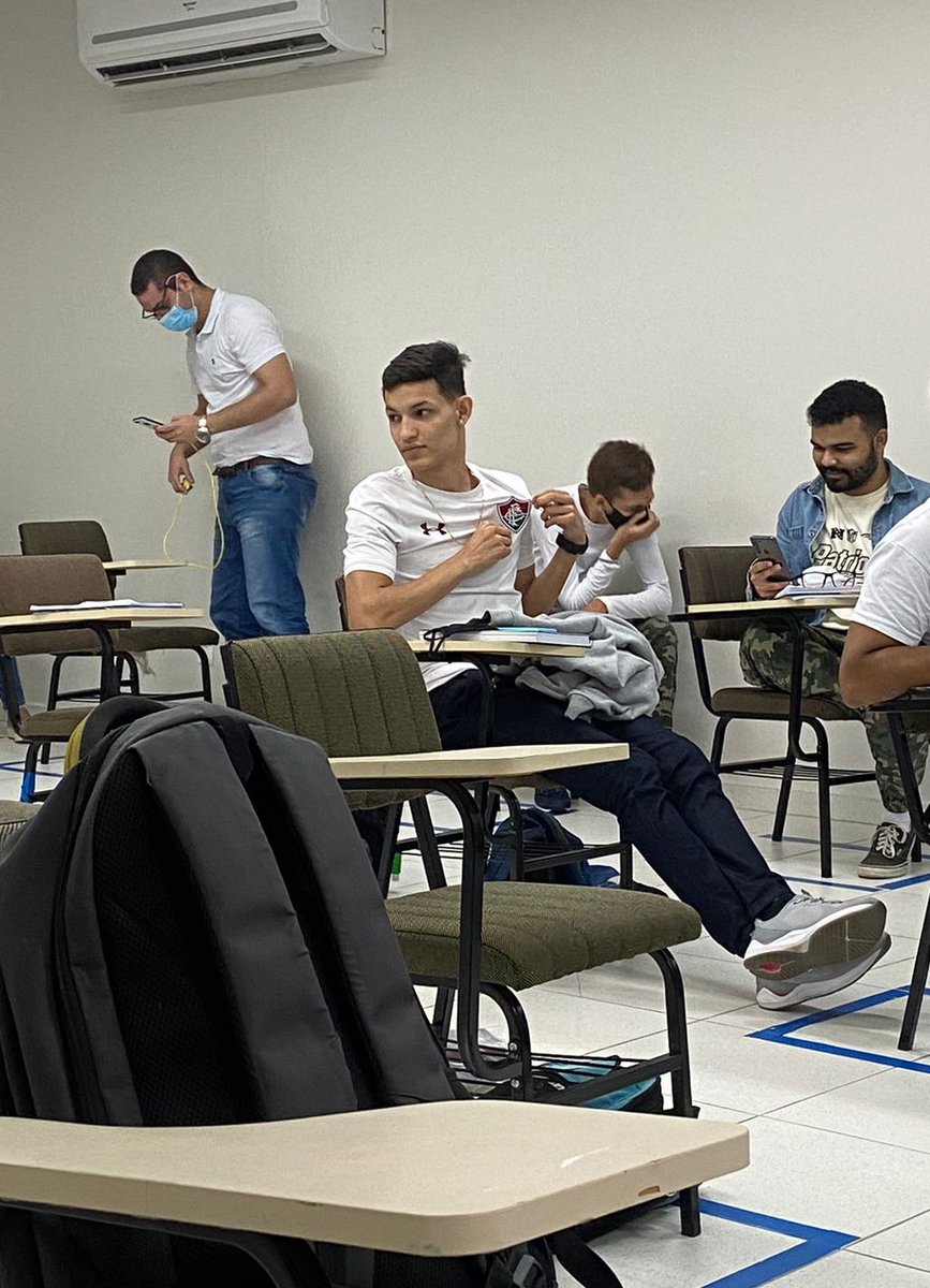 ryanffc_'s tweet image. “ah mas o Flu foi eliminado tu vai sumir pra não ser zuado” 
eu na facul hj: