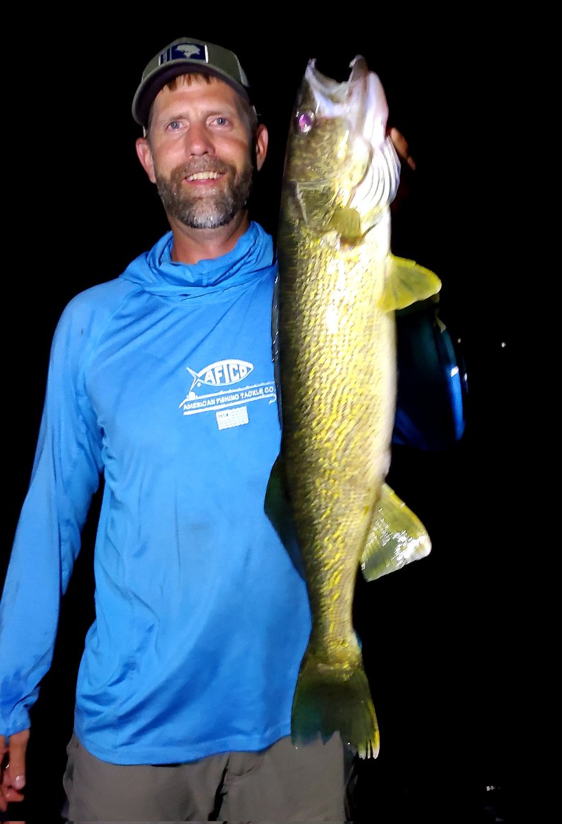 OsbergErik's tweet photo. My buddy Matt Parker caught all the fish last night. He got a 26, 25, 22 & 21 inch #walleye. I was happy just to be on the water netting big fish. #makingtime #fishing #ottertailcounty #outsideinmn https://t.co/rrPQsTdz6U