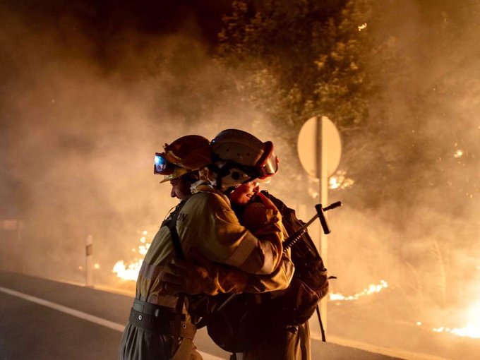 pater112's tweet image. #Fotoperiodismo #IFNavalacruz #Avila

Una imagen que muestra alegría (por contener a la fiera), esperanza (porque llegan los refuerzos) pero sobre todo sacrificio y compañerismo, así como estrés contenido.

FOTÓN

📷 Pedro Almestre