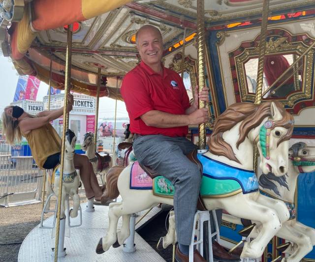 PitchManciuk's tweet photo. CATCH A PAINTED PONY ON THE SPINNING WHEEL RIDE… 🎶

Also, @NewsualSuspects makes me look so good. https://t.co/IWbvpgk9LE
