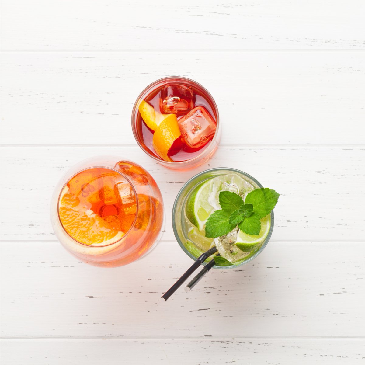 Happy summer y’all! Let’s celebrate poolside happy hour! Try some new takes on refreshing drinks and snag a bottle of a fruity #balsamicvinegar like our Summer Peach White Balsamic and make peachy mojitos for poolside sips! 🍹🍹