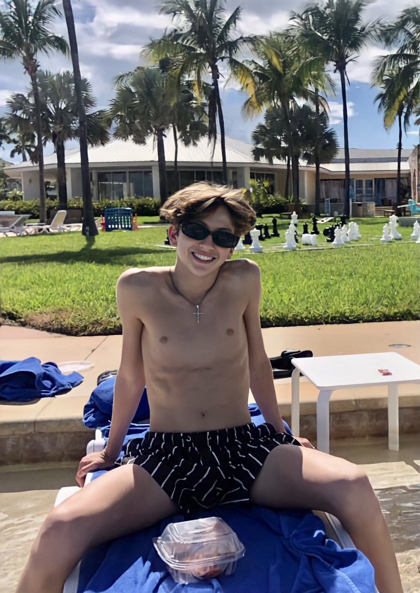 teenjizz's tweet photo. #SylasSullivan took the first round, but he’s got stiff competition in #SamFine 😏 who ya got ? https://t.co/OEq5dnk4uL