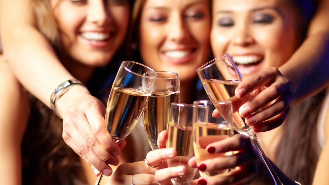 Does mama need a timeout? Grab your fellow moms and treat yourselves to a weekend getaway this October filled with drinks, dancing, and that much-needed downtime. bit.ly/3D2YMvG