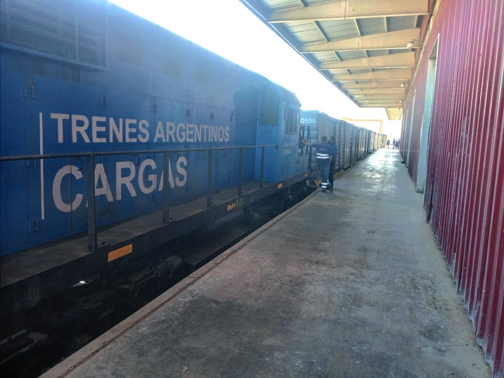 TACargas's tweet image. 🤝 NUEVOS CLIENTES PUNTANOS  

Después de 8 años el #SanMartínCargas volvió a transportar productos paletizados con origen en #SanLuis. Fueron 10 vagones cubiertos con caños de electricidad y feldespato que tuvieron como destino #BuenosAires. 
 
#ReconstrucciónArgentina⬆️