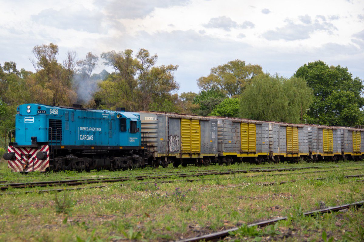 TACargas's tweet image. 🤝 NUEVOS CLIENTES PUNTANOS  

Después de 8 años el #SanMartínCargas volvió a transportar productos paletizados con origen en #SanLuis. Fueron 10 vagones cubiertos con caños de electricidad y feldespato que tuvieron como destino #BuenosAires. 
 
#ReconstrucciónArgentina⬆️