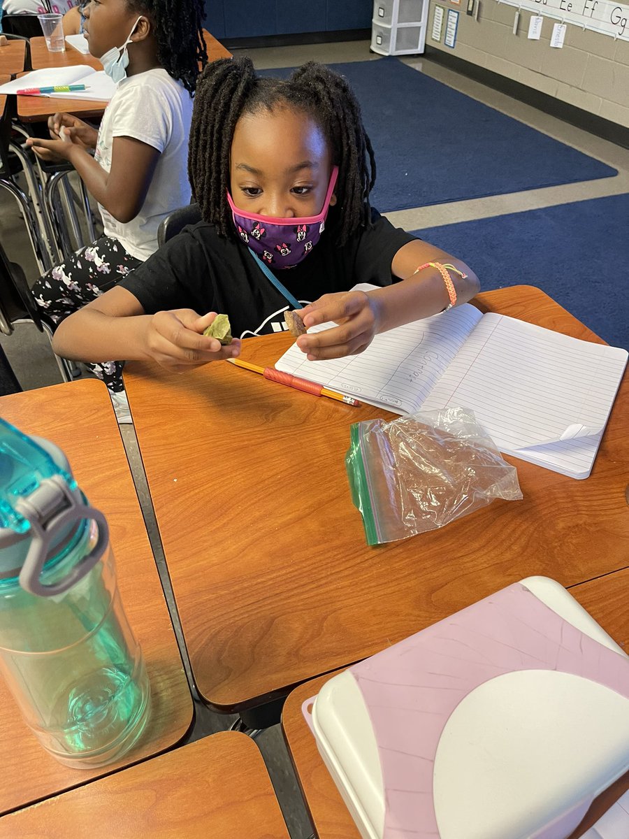 MzLaWill's tweet photo. Check out our future geologists and mineralists! Ss busy comparing and contrasting rocks and minerals #mabletones #ultimatelearningexperience https://t.co/zKCDwWJv4h