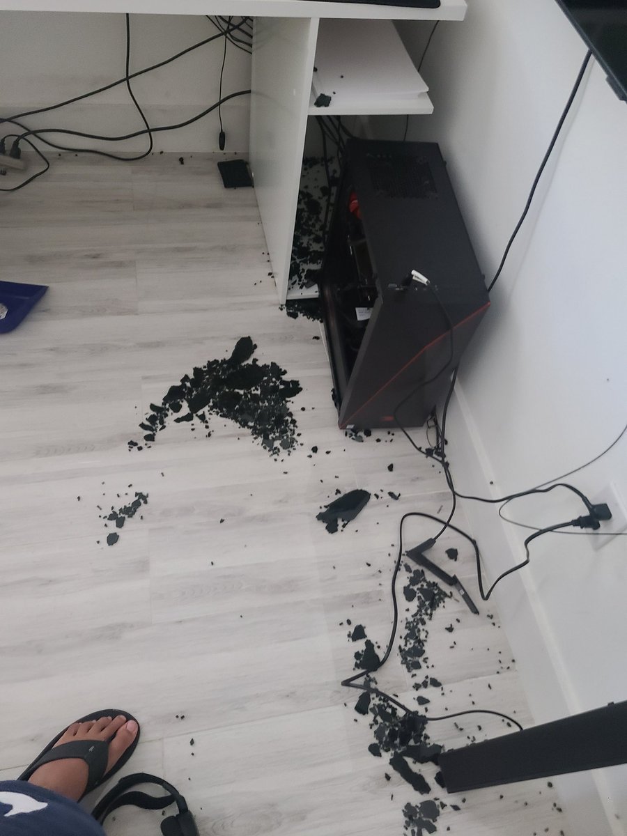 itspuchu_'s tweet photo. MY LIFE IS GREAT!! I LOVE IT WHEN MY GLASS BREAKS!!! https://t.co/5IVXzDQJ9f