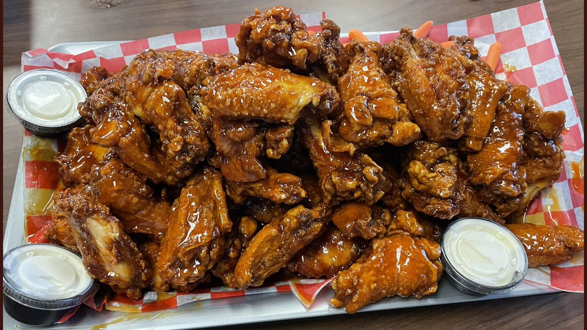StooliesClub's tweet photo. Stoolies Smokeshow of the week goes to these wings! 😍😍 My mouth is watering just looking at this picture! 🤤 @BarstoolBigCat @PFTCommenter @hen_ease @PardonMyTake #GritWeek21 https://t.co/9MYkzTqHyO
