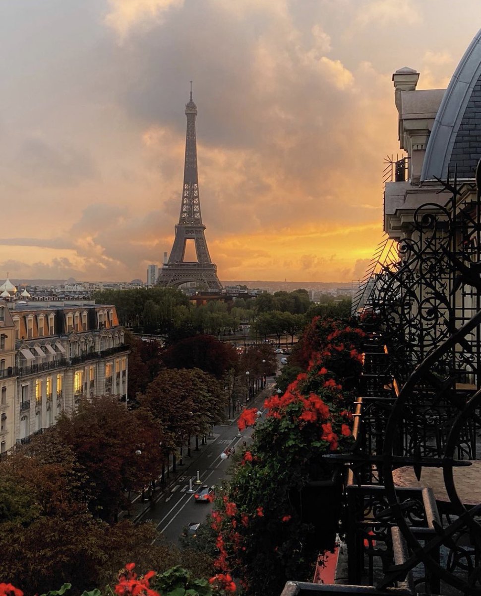 Exulansista's tweet photo. Sunset in Paris. https://t.co/VBSUcQHQec