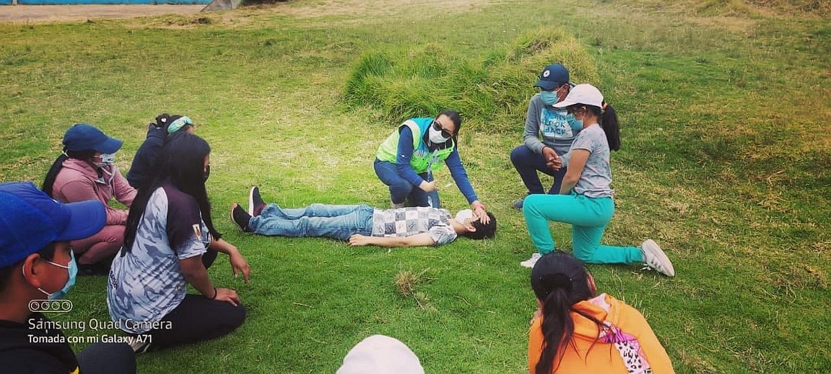 DPS_LosRios's tweet photo. #Bolívar | Con el fin de dar respuesta inmediata y oportuna en caso de presentarse alguna emergencia, personal de atención prehospitalaria del distrito Guaranda imparte técnicas básicas de primeros auxilios con adolescentes de varios sectores del cantón.

#JuntosLoLogramos https://t.co/vFxOFrl37W