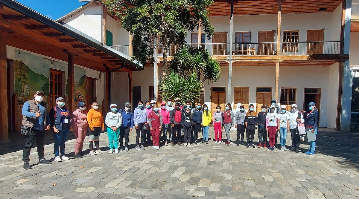 DPS_LosRios's tweet photo. #Bolívar | Con el fin de dar respuesta inmediata y oportuna en caso de presentarse alguna emergencia, personal de atención prehospitalaria del distrito Guaranda imparte técnicas básicas de primeros auxilios con adolescentes de varios sectores del cantón.

#JuntosLoLogramos https://t.co/vFxOFrl37W