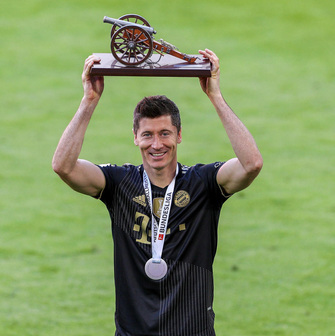 iMiaSanMia's tweet photo. Happy 33rd birthday, Robert Lewandowski! https://t.co/vP2BAfU7gi