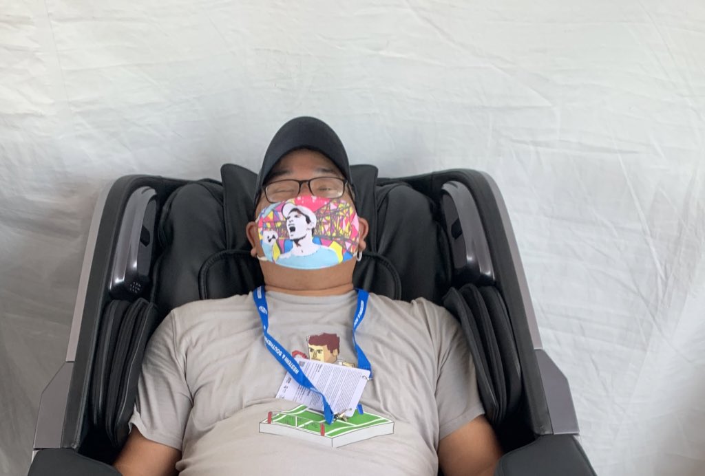 thaiguy84's tweet photo. @brooksybradshaw @MurrayMusing I’m trying to relax. #HiDow #Skylinechair https://t.co/oK3P8KsTs7
