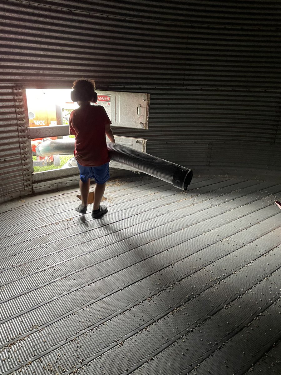 KidsMeyer's tweet photo. Gotta get swept out so we can start filling again in a short month #meyerfamilyfarms #harvest21 https://t.co/z1c3q5Sk8g