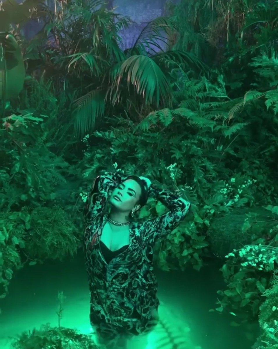 portallovato's tweet photo. “O clipe é uma forma de representação de quem eu sou hoje. Eu sou uma pessoa muito colorida, fluída, livre e aberta, e eu meio que quero que vocês vejam isso no clipe.” — Demi Lovato no Behind-The-Scenes de Melon Cake. https://t.co/naeUY7VerM