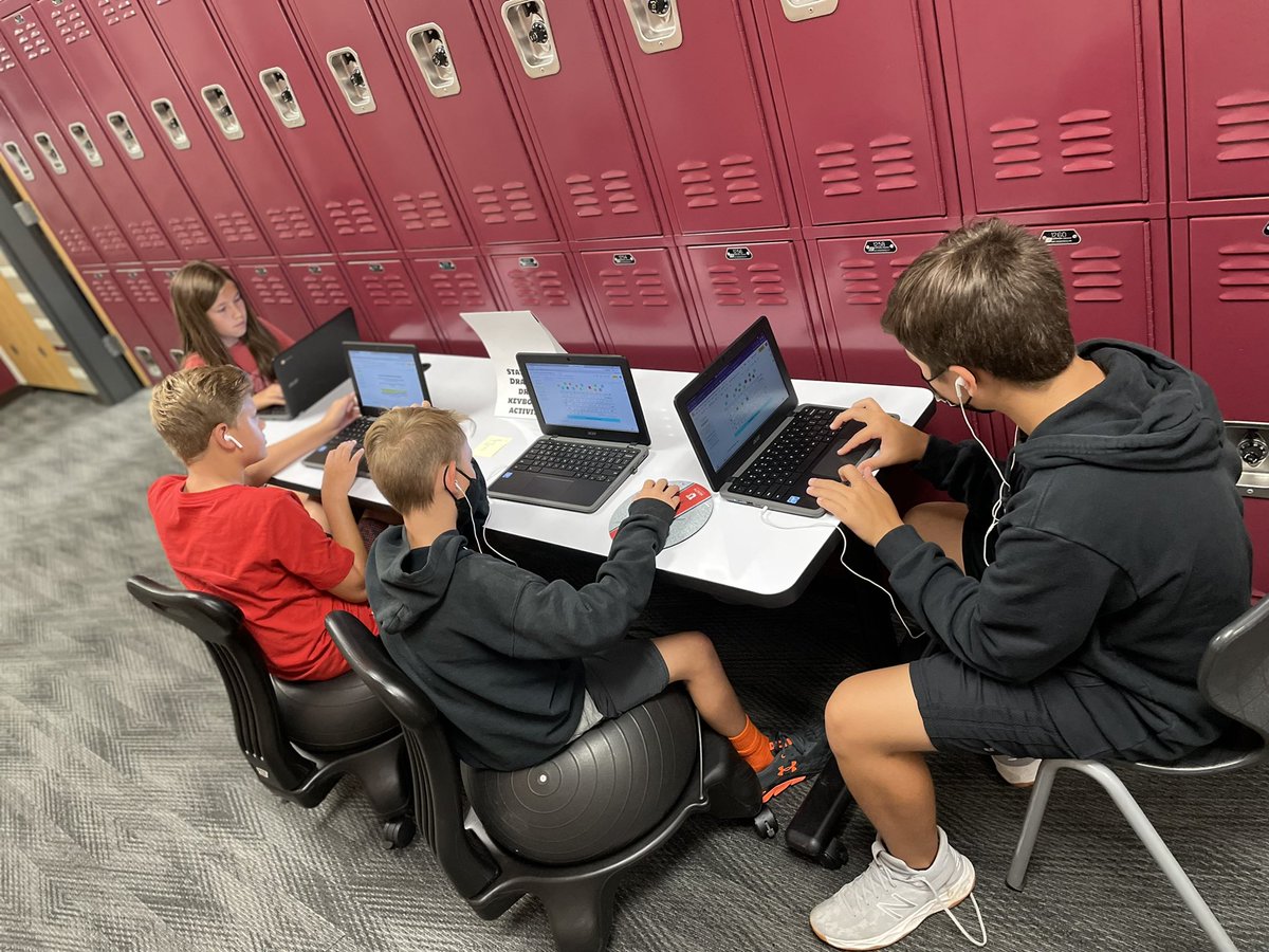 bluesandpiper's tweet photo. Academy Connect students were all about rotating through their stations today. Working on their keyboarding, Pearson411 and library orientation with @BrandiGrantLIB #CampusBadges #PatriotStrong https://t.co/M3NVOMe94X