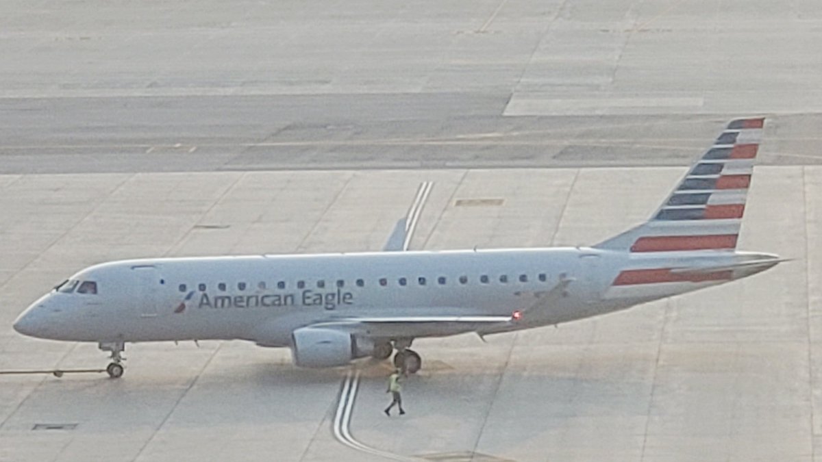 veryboeing's tweet photo. American Eagle/Envoy Air #E75L #N216NN CYUL-KDFW https://t.co/z8Ki6oVxVh