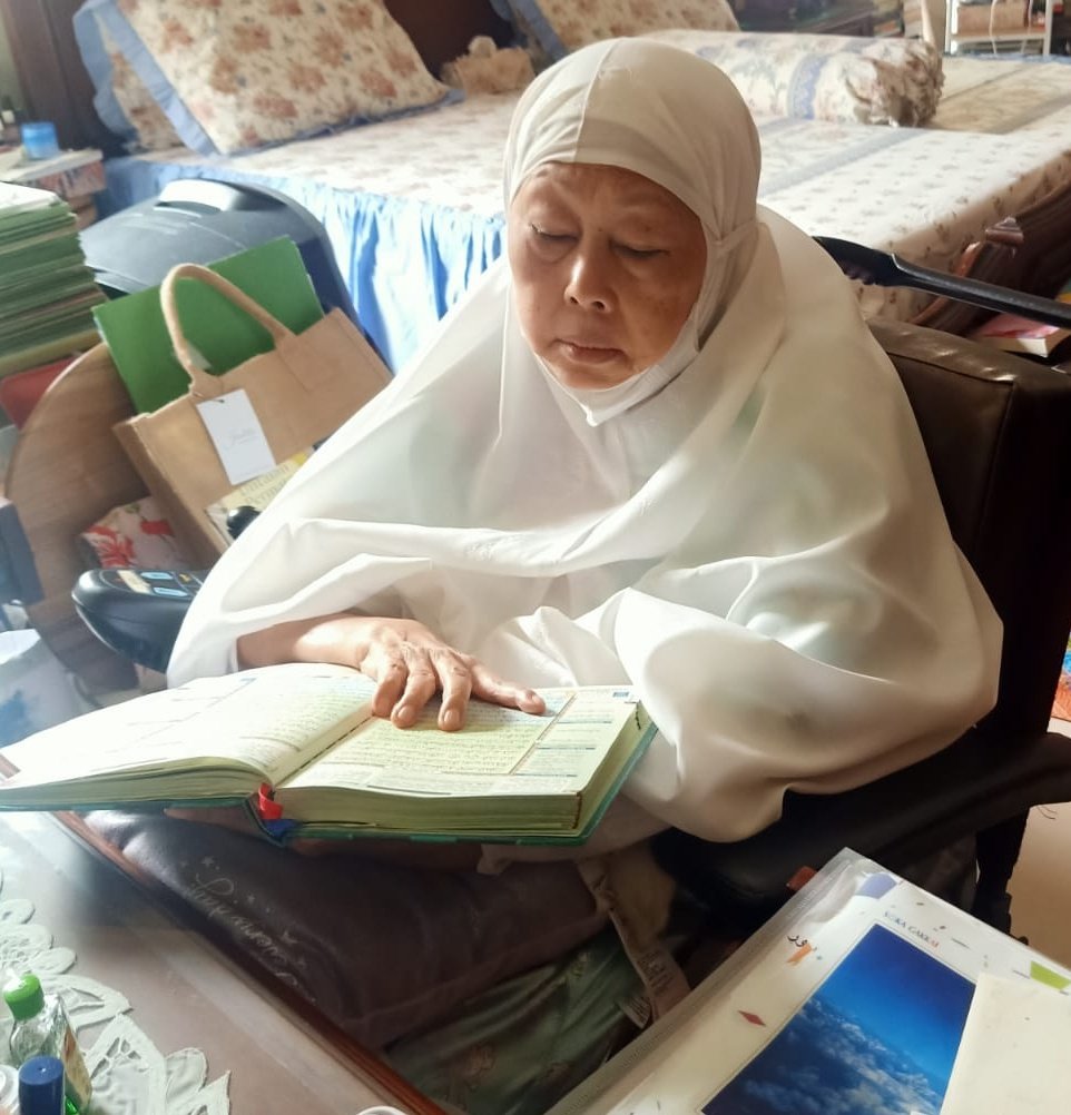 AlissaWahid's tweet photo. Twips yang baik budi, terimakasih atas doa2 untuk Ibunda Sinta Nuriyah Abdurrahman Wahid ya. Alhamdulillah Beliau sehat dan asyik dg kegiatan utamanya, terutama di masa pandemi ini : dzikir dan mengaji. https://t.co/9b1tbUXhVf