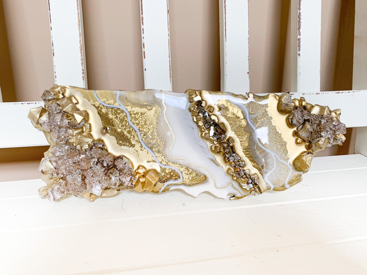 MerakiFusionArt's tweet photo. Catching up on posting! Loved how this beautiful gold and white Puerto Rico turned out for a custom order!!

#geoderesinart #geodeart #resin #shopsmall https://t.co/Zxy2raOcNV