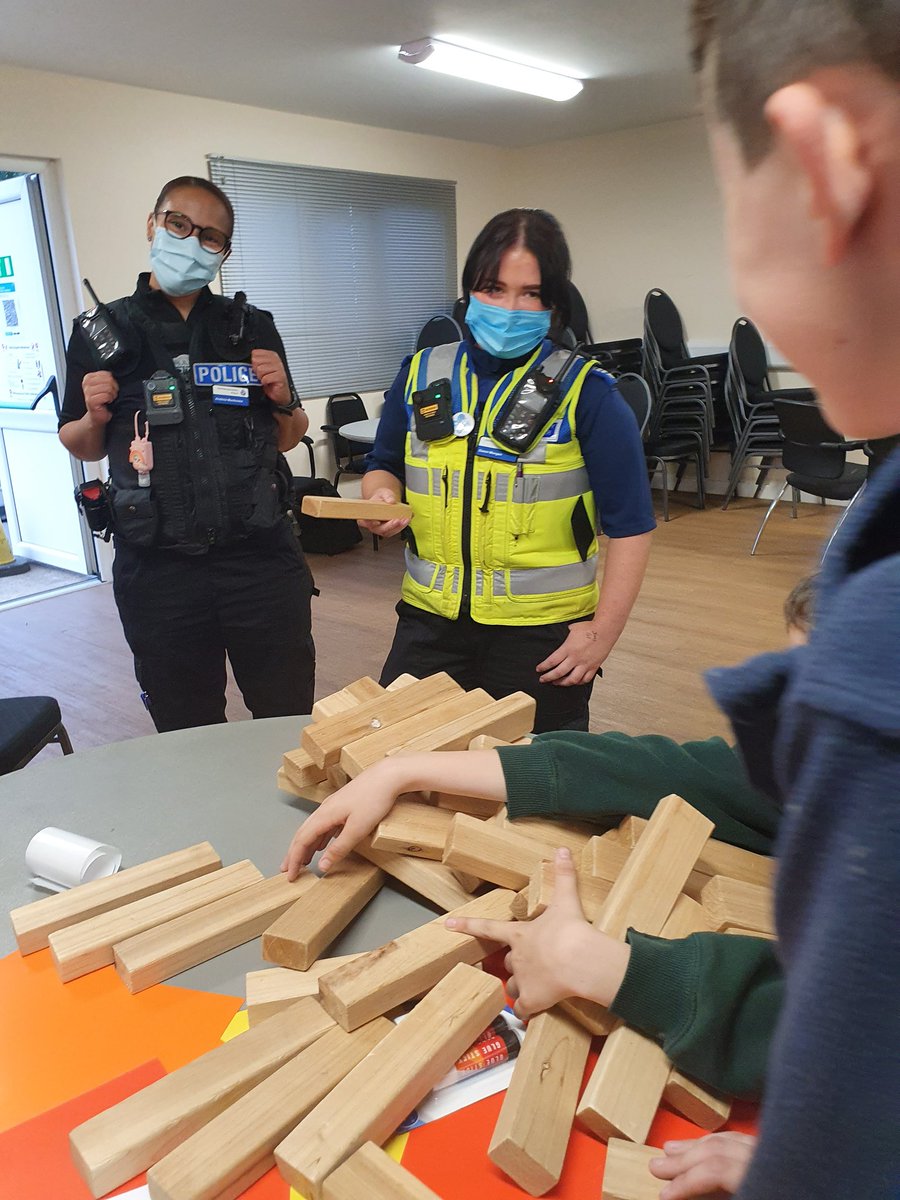 pc1649's tweet photo. Popped in to @SNYE_Youth youth club this evening with PCSO 7182. Really enjoyed meeting the volunteers and watching everyone have fun. Good opportunity to introduce myself and see the wonderful community spirit.  @BrackleyNptSgt https://t.co/Ah4ampURe6