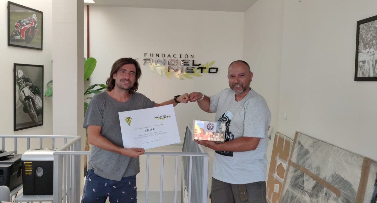 El Moto Club Bañezano hace entrega de su donativo a la Fundación Ángel Nieto.