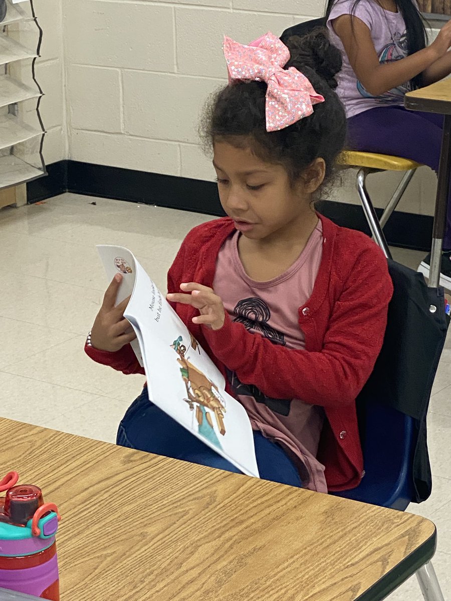 TheHawksNestSC's tweet photo. Students received their first monthly book today! They were SO excited to have a new book to take home for their personal library! #MonaviewMoments #MonaviewOnTheMap https://t.co/9UltUAZ1fz