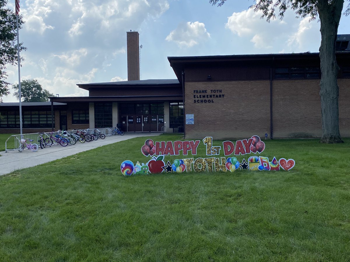 TothTigers's tweet photo. A HUGE shoutout to Partydreams Toledo for welcoming our staff and students back with such AWESOMENESS!! 
Thank you Tigers for a GREAT first day!! https://t.co/VBp8cprCJn