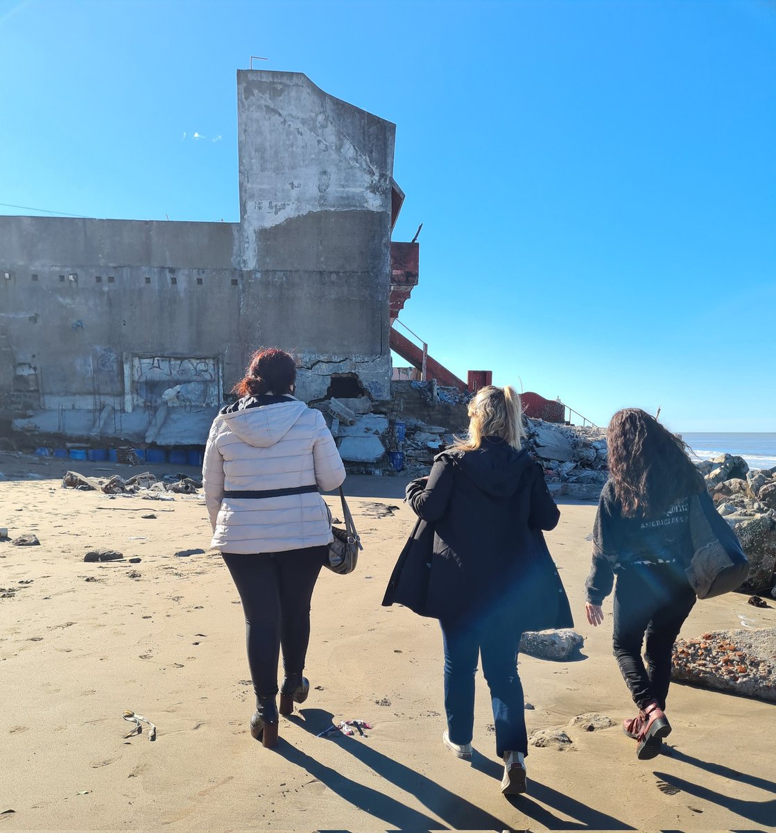 rominabraga's tweet photo. Nos acercamos a ver la erosión en las playas y la ausencia del Estado que no actúa frente a la degradación del ecosistema y del principal motor económico de la zona. https://t.co/ROgIyByG4C