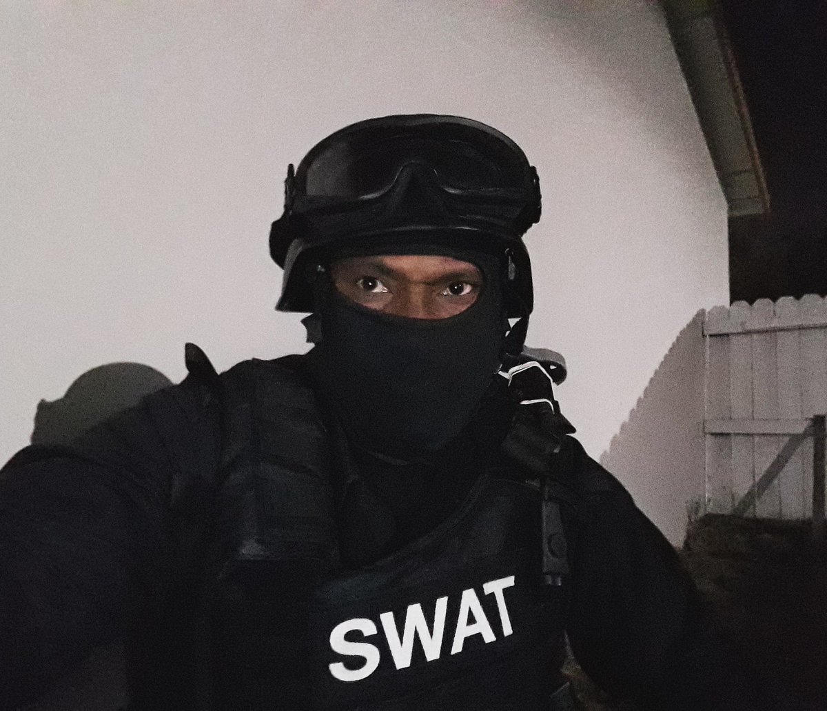 ArthurJ4136's tweet photo. Back onset working as SWAT on Netflix series...!! These Dammmnnn night calls... 👮‍♂️🚨
#SWAT #stunt #stuntguy #onset #nightcall #Docuseries #onset #dramaseries #actor #GetVaccinated #GetVaccinatedandMeetMeOnSet #TrindadActor #TrinidadandTobago https://t.co/e9JzDAIbG0