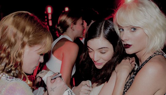picsofflorence's tweet photo. florence signing the lorde's plaster https://t.co/oTwjSH2vp7