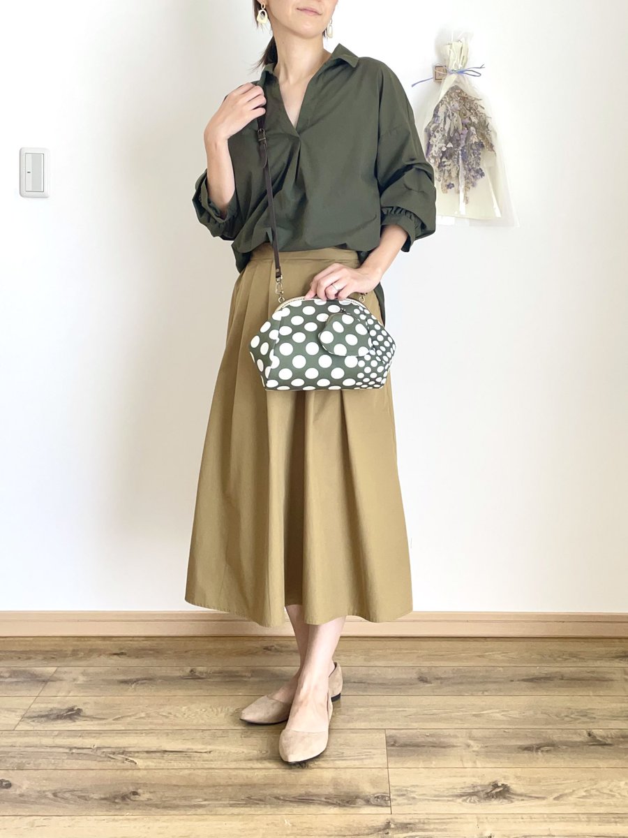 dotplus2019's tweet photo. 久しぶりのスカートコーデ。
シャツとバッグ、スカートと靴をそれぞれリンクさせました✨
かっこよさの中に可愛さをちょい足しです🥰
がま口バッグ/ カーキ
https://t.co/6dfn3J7EUc
#がま口 #ドット #水玉 #dotplus #今日のコーデ https://t.co/YyRbzNGUC3