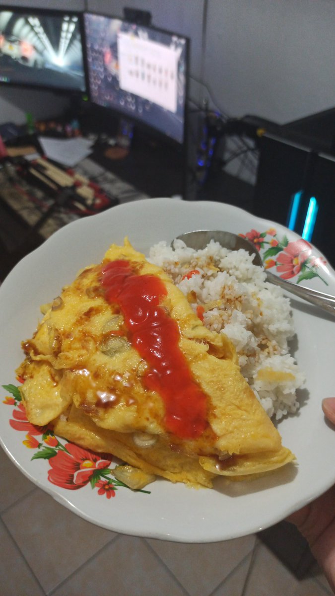 ryoryuu's tweet photo. Deadline depan mata tapi harus makan. Masak yg mudahhhhhh ajaaaaa. https://t.co/VlTGJiUkkd