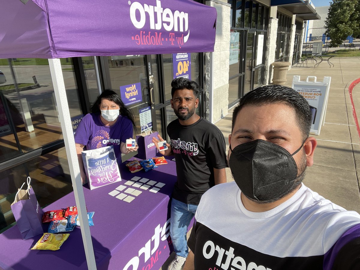 LisaVigiloTMob1's tweet photo. @MagentaTrev Metro by T-Mobile Roanoke Store had a fun event today. Moe, Marvin &amp; I had fun with our wonderful customers. Everyone wanted to hear about the huge promotional savings &amp; play our Texas Match Game to win a prize some fun prizes. Keep up the excellent work team! https://t.co/yMCHxo1s0C