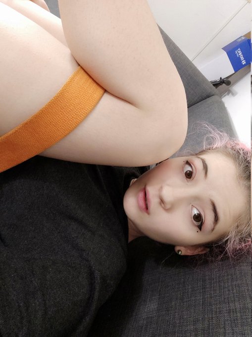 ac&aacute; toda atada esperando que mi prima salga del ba&ntilde;o para grabarme https://t.co/pqcbhIXFpR