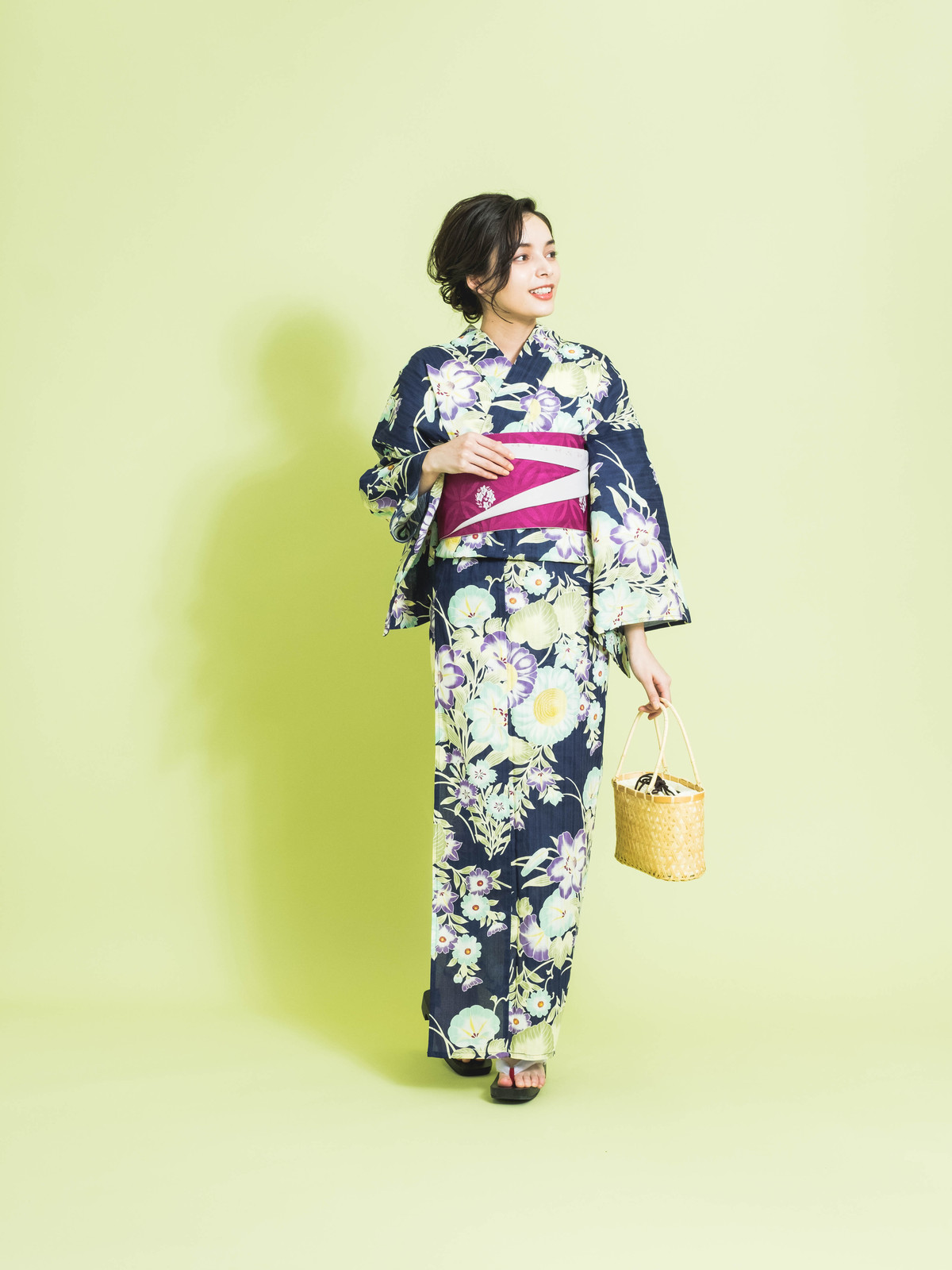 ほていや 純和風 大きめの花柄の浴衣は私らしく オーソドックスに着こなす それが私のこだわり 大人っぽくしたいからシンプルなものを 洗練された紫色の帯は大人の女性に一歩近づけてくれる いつもの自分浴衣のじぶん ほていや浴衣キャンペーン