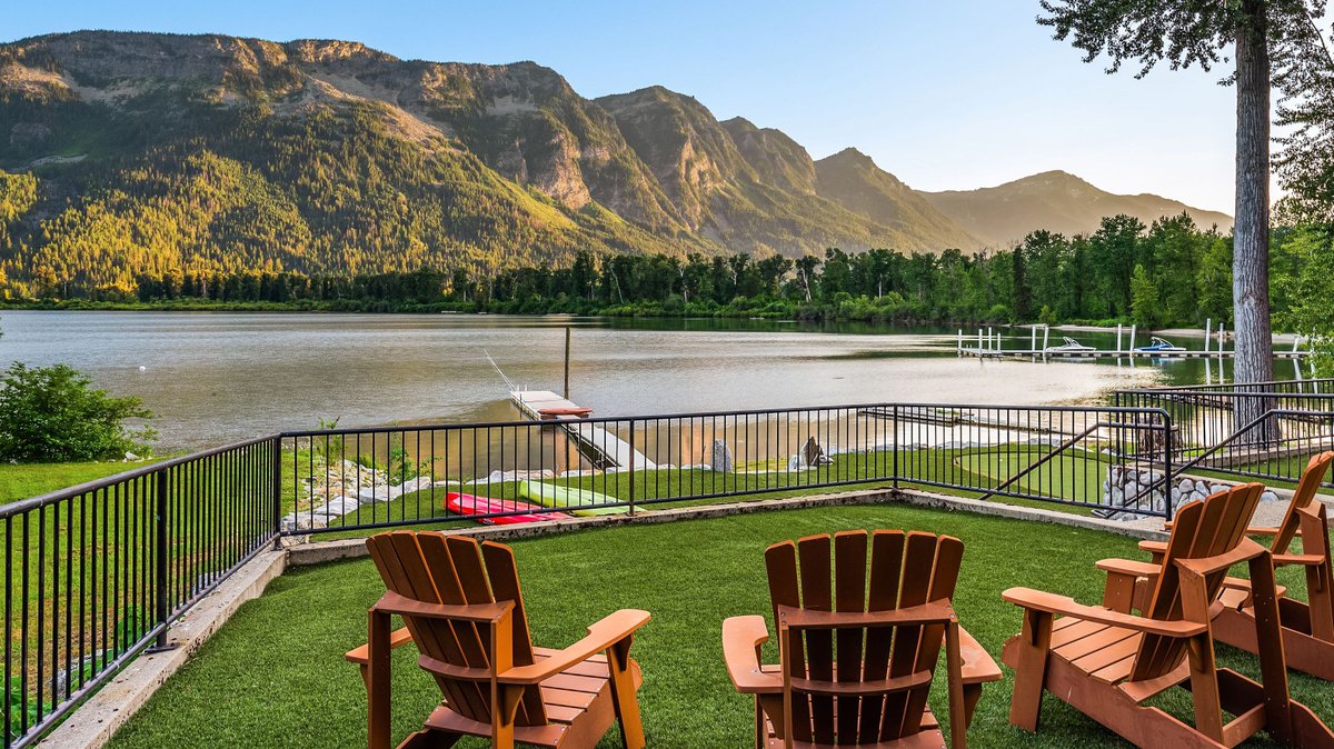 vdbcompass's tweet photo. We have our eye 👀  set on representing elite properties that showcase the mountain views all around the PNW. Mark's firm - VDB | Compass - sets the standard for service and sales in multi-million dollar properties. https://t.co/ybYwBqaLly