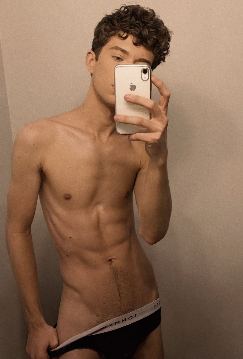 ChrisWTheStar's tweet photo. Rt for a surprise in ur dm ;) https://t.co/8pBzKbsXCV