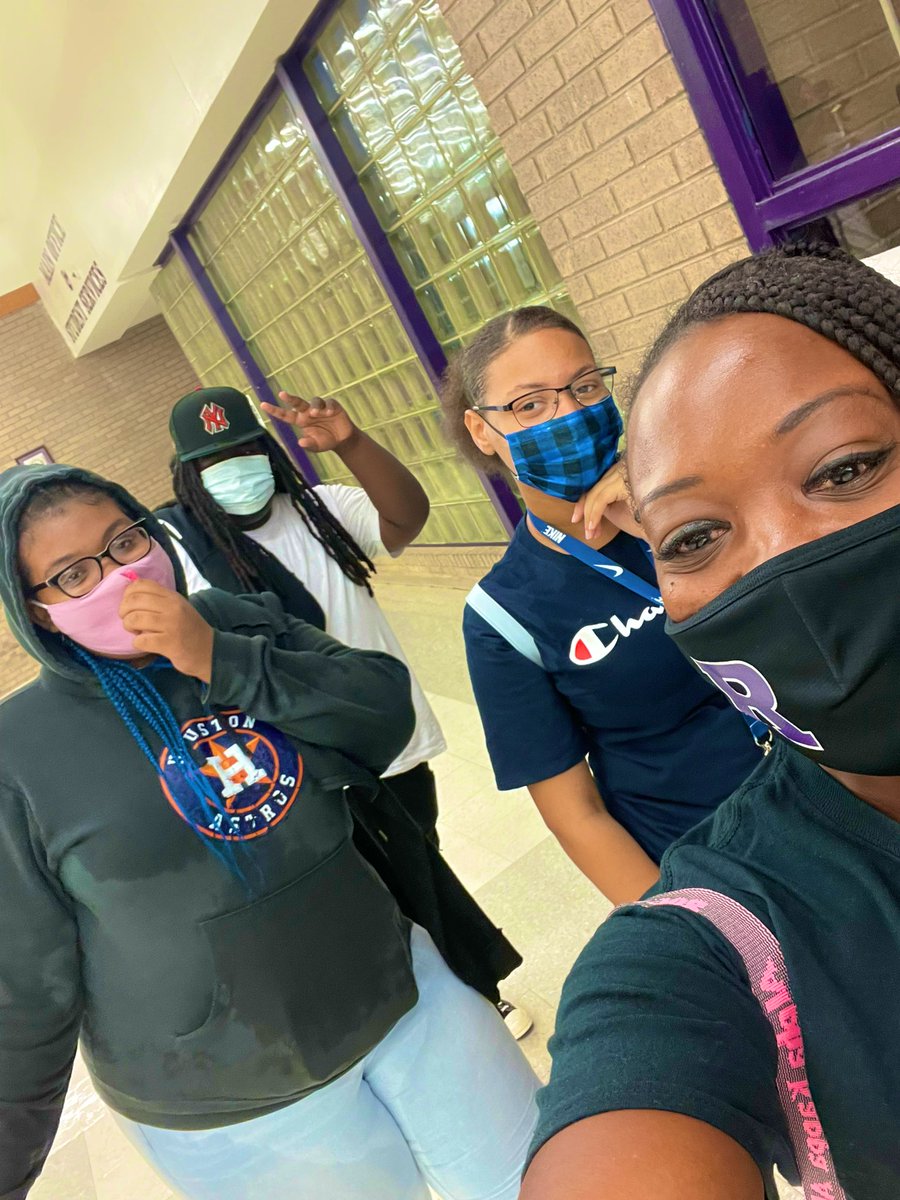 lmkinard's tweet photo. Football ๐ Rain Delays! Making the most of it and hanging out with our students. @RiversideDPSNC #DoWhatYouLove #OneRiverside https://t.co/fxpLgJvE3B